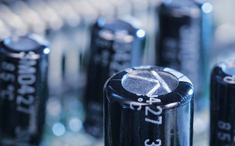哪些材料會影響超級電容器的性能？