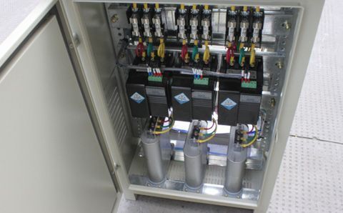 如何快速識別電容器組中有故障的低壓電容器？